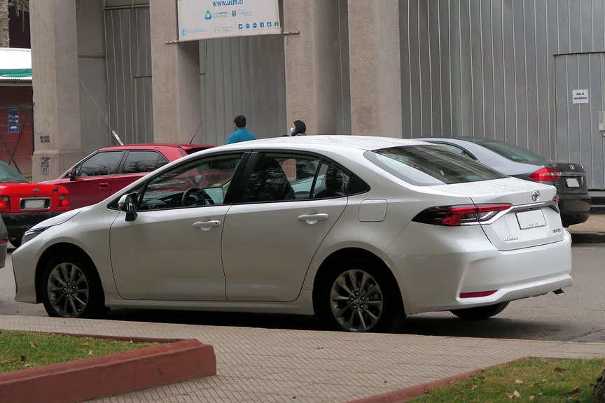 Toyota Corolla XEi 2021 plateado claro, vista posterior lateral en una calle urbana