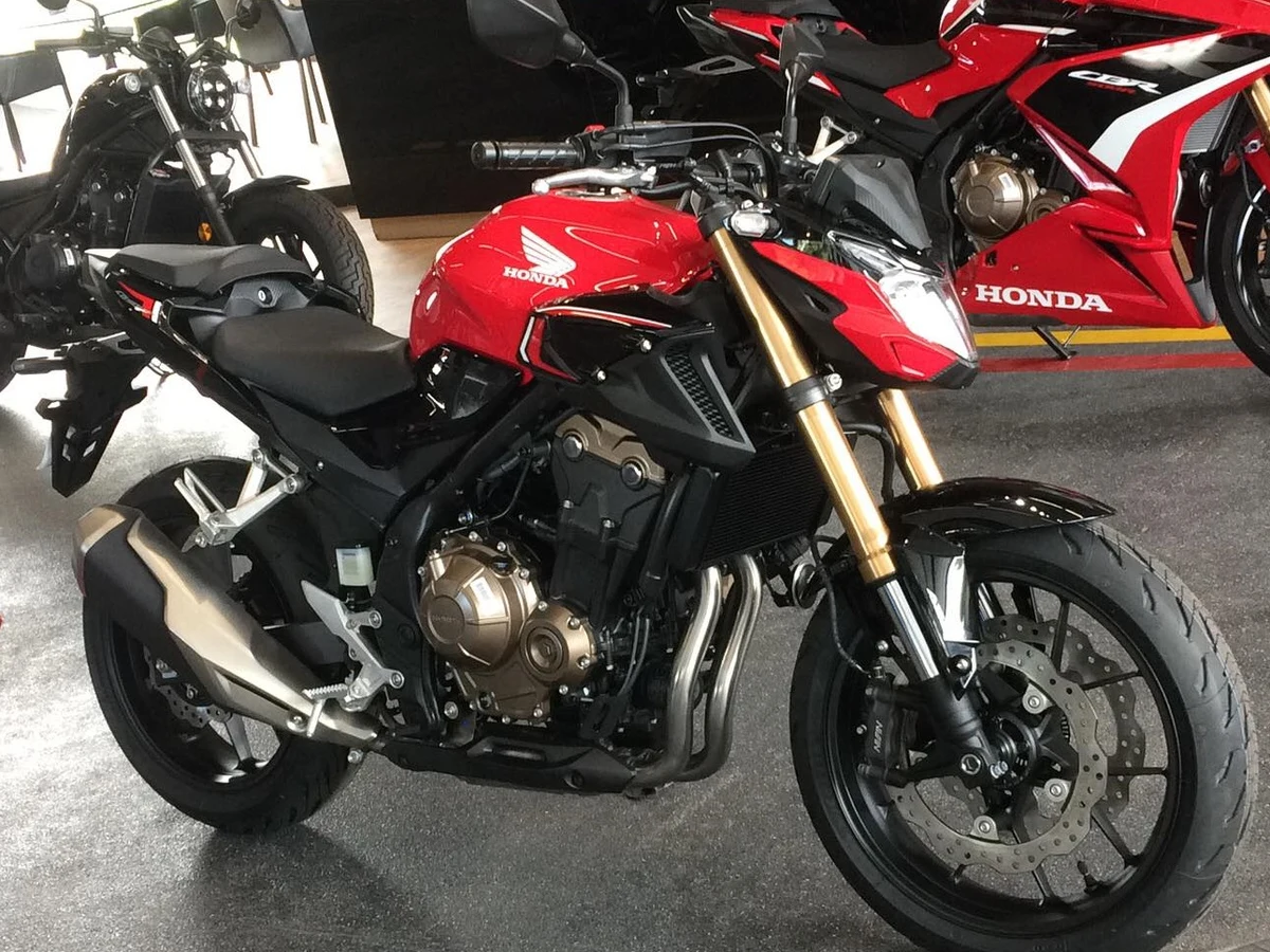 Honda CB500F 2021 roja, vista lateral de tres cuartos en una concesionaria